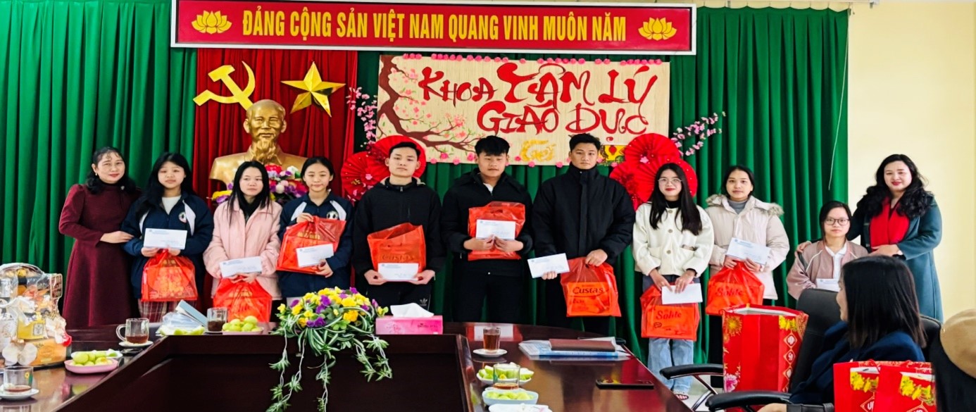 Tặng quà cho sinh viên khuyết tật, sinh viên nghèo vượt khó dịp Tết Nguyên đán Ất Tỵ, 2025